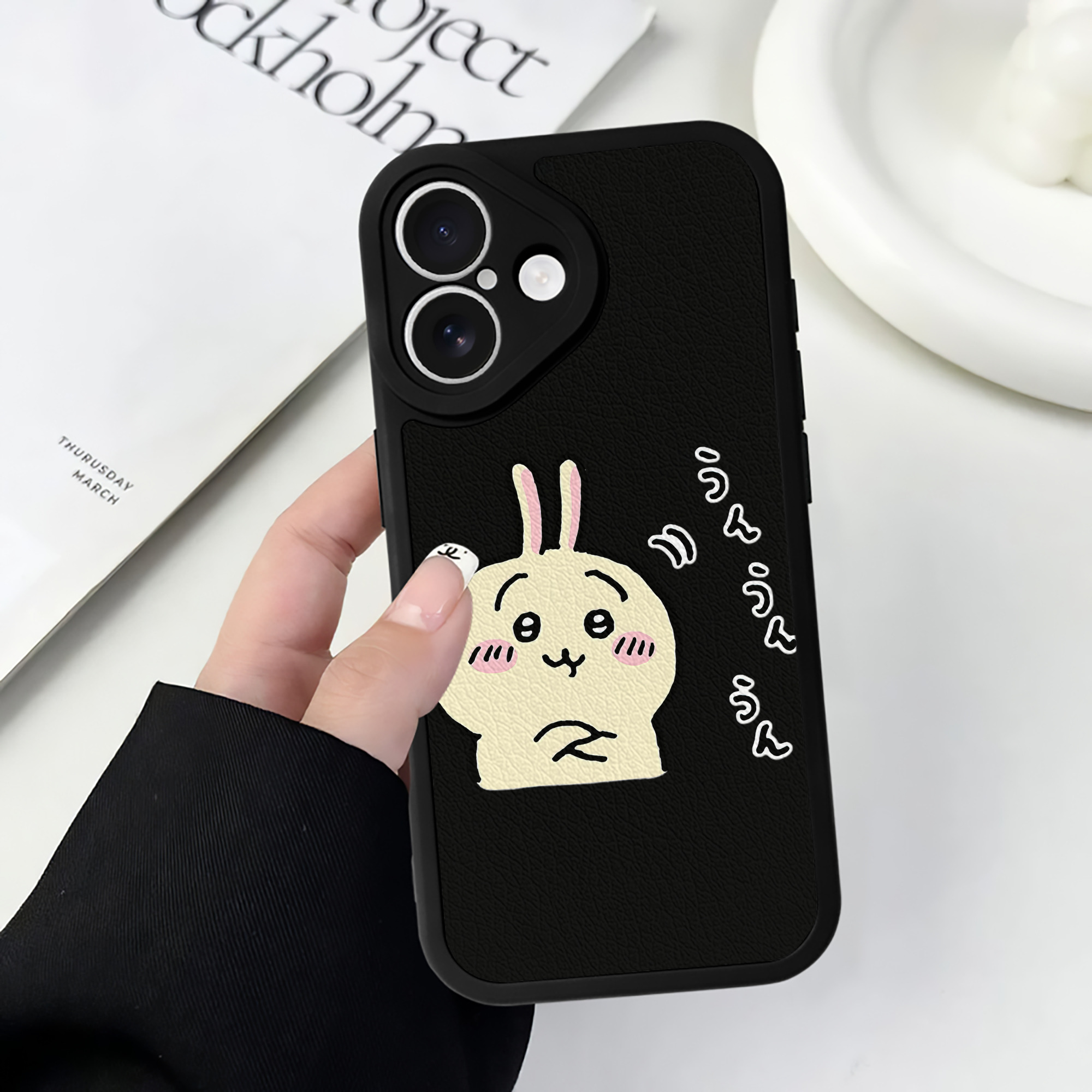 （画像用） ちいかわ うさぎ Chii-kawa usagi 【iPhone 16シリーズ対応】シリコンスマホケース（レザー調） 材質：シリコン